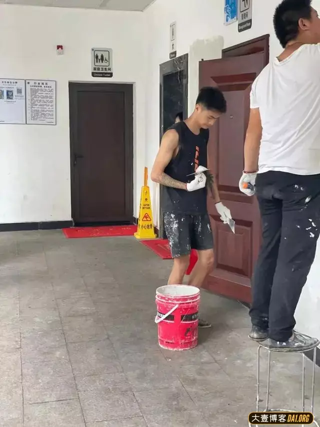 偶遇刮腻子的超帅民工,工作很认真,眼睛总是忍不住盯着他看! 偶遇刮腻子的超帅民工,工作很认真,眼睛总是忍不住盯着他看!