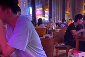 周末酒吧抓拍鲜肉小帅哥，穿迷彩短裤休息帅到我了-大壹博客