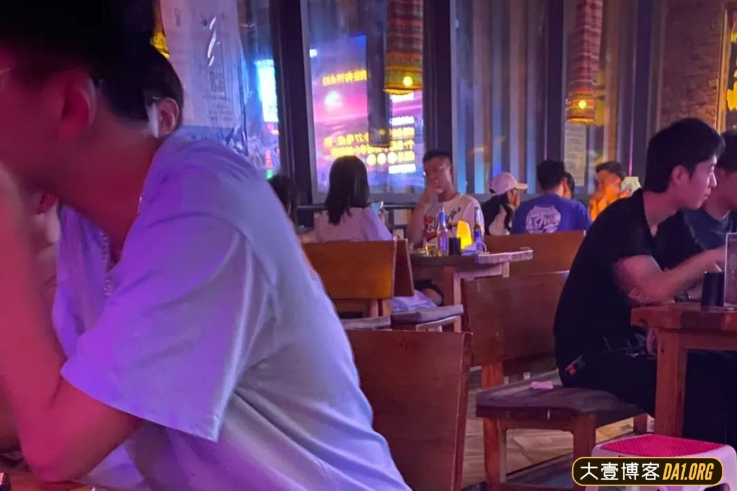 周末酒吧抓拍鲜肉小帅哥，穿迷彩短裤休息帅到我了-大壹博客