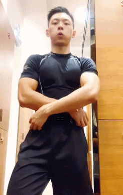 福建正装运动小帅穿紧身裤骑行,紧身衣包裹肌肉勾勒出完美身形 福建正装运动小帅穿紧身裤骑行,紧身衣包裹肌肉勾勒出完美身形
