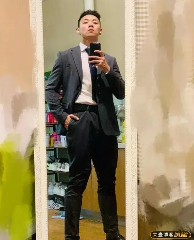 福建正装运动小帅穿紧身裤骑行,紧身衣包裹肌肉勾勒出完美身形 福建正装运动小帅穿紧身裤骑行,紧身衣包裹肌肉勾勒出完美身形