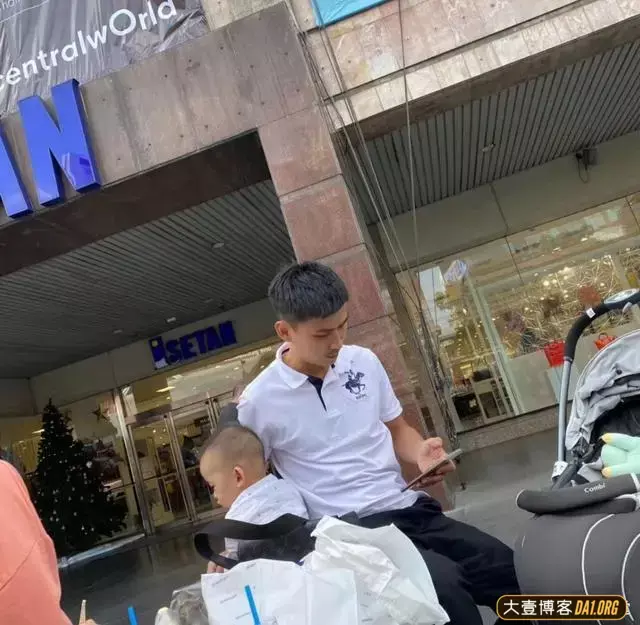 街上发现的帅气小奶爸,照顾宝宝的时候贴心又温柔,长得真好看! 街上发现的帅气小奶爸,照顾宝宝的时候贴心又温柔,长得真好看!