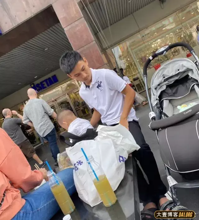 街上发现的帅气小奶爸,照顾宝宝的时候贴心又温柔,长得真好看! 街上发现的帅气小奶爸,照顾宝宝的时候贴心又温柔,长得真好看!