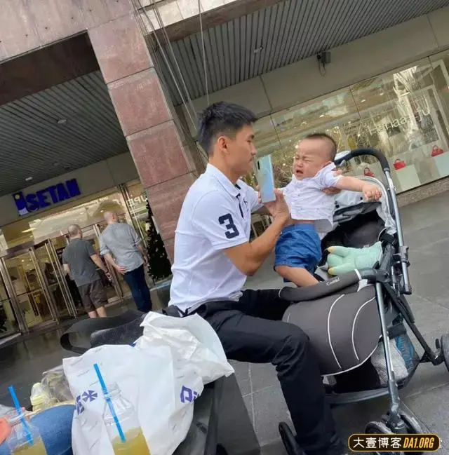 街上发现的帅气小奶爸,照顾宝宝的时候贴心又温柔,长得真好看! 街上发现的帅气小奶爸,照顾宝宝的时候贴心又温柔,长得真好看!