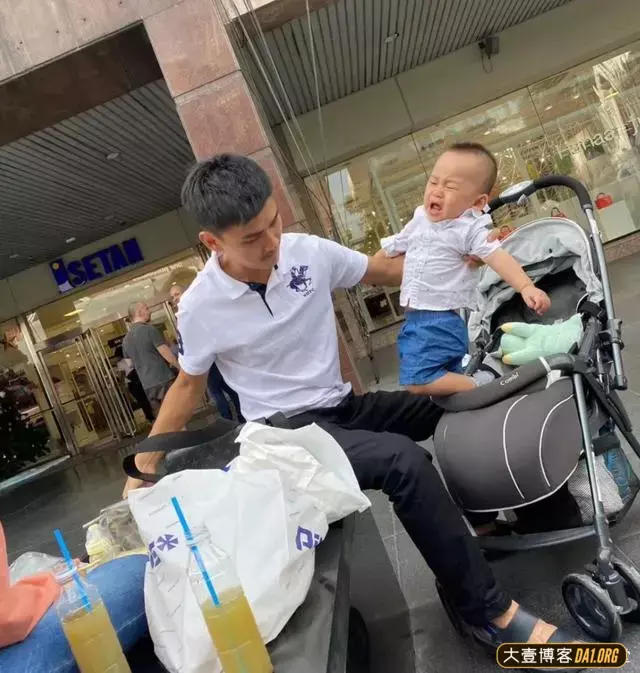 街上发现的帅气小奶爸,照顾宝宝的时候贴心又温柔,长得真好看! 街上发现的帅气小奶爸,照顾宝宝的时候贴心又温柔,长得真好看!