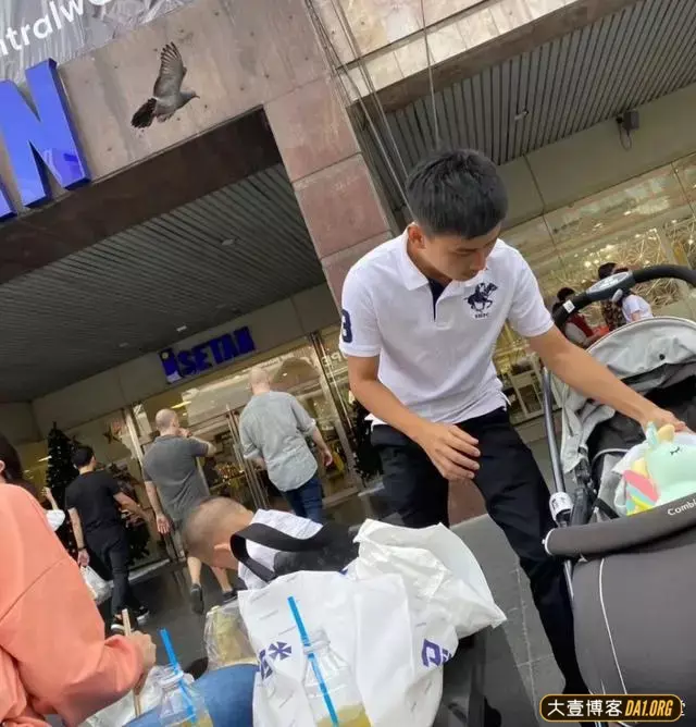 街上发现的帅气小奶爸,照顾宝宝的时候贴心又温柔,长得真好看! 街上发现的帅气小奶爸,照顾宝宝的时候贴心又温柔,长得真好看!