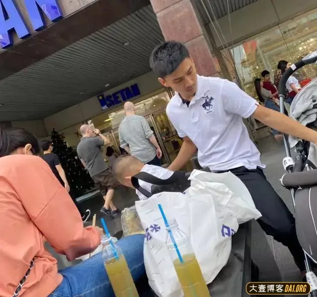 街上发现的帅气小奶爸,照顾宝宝的时候贴心又温柔,长得真好看! 街上发现的帅气小奶爸,照顾宝宝的时候贴心又温柔,长得真好看!