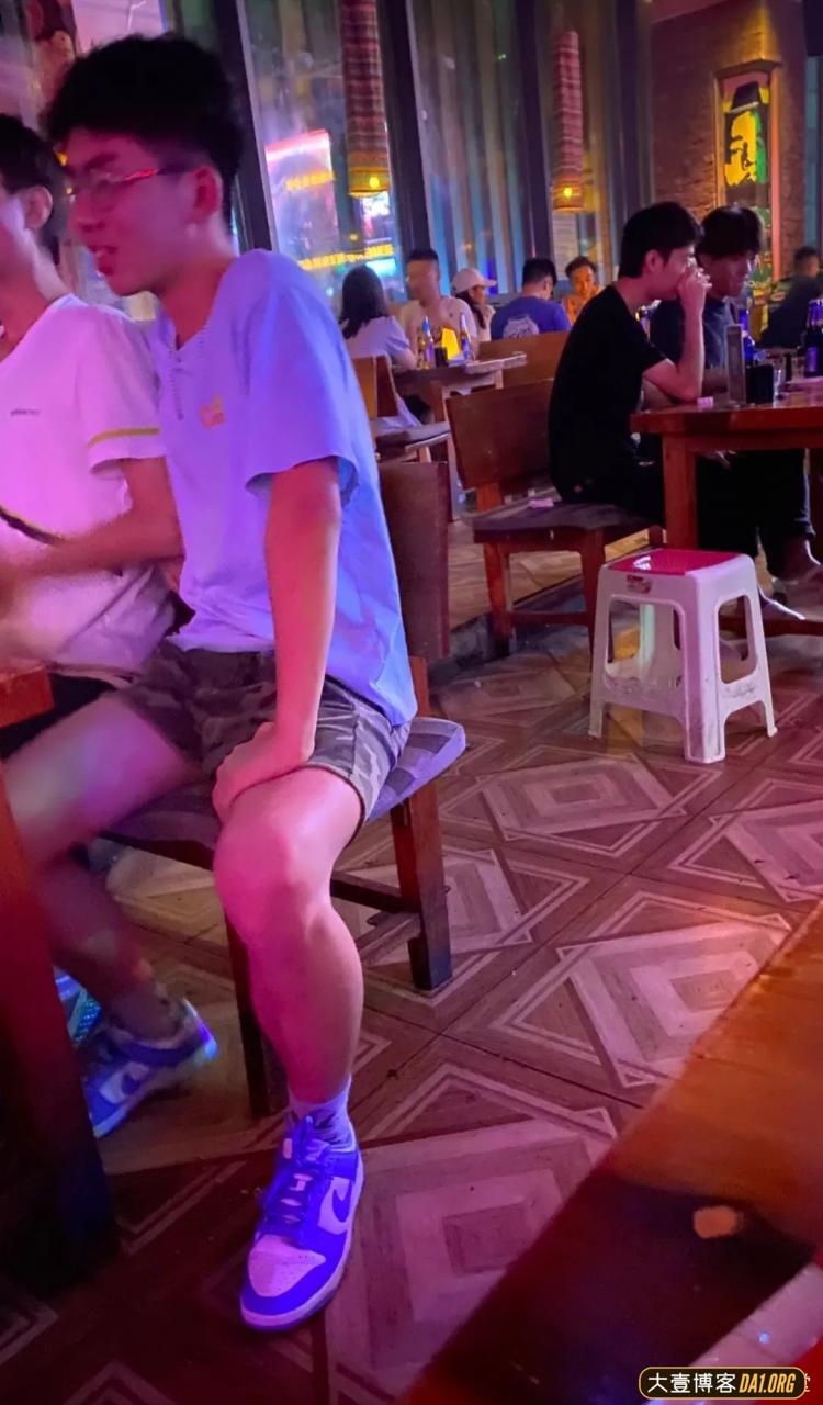 周末酒吧抓拍鲜肉小帅哥，穿迷彩短裤休息帅到我了