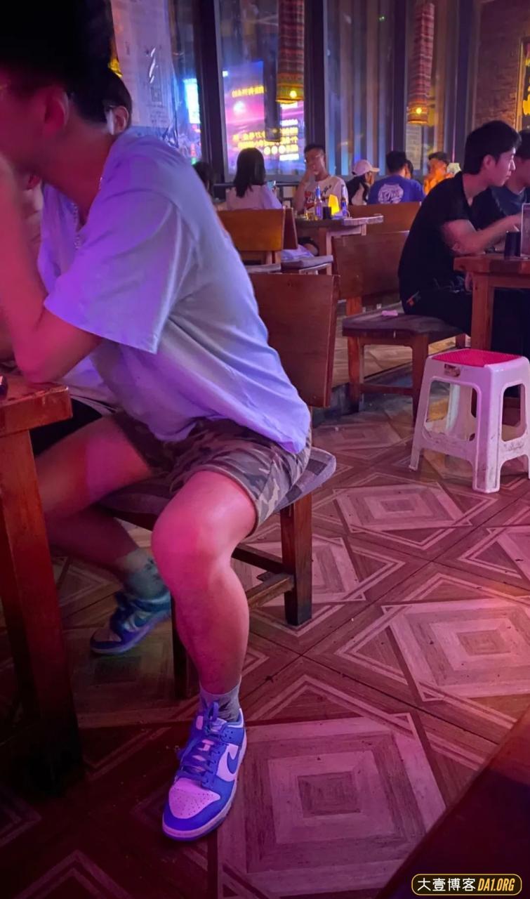 周末酒吧抓拍鲜肉小帅哥，穿迷彩短裤休息帅到我了