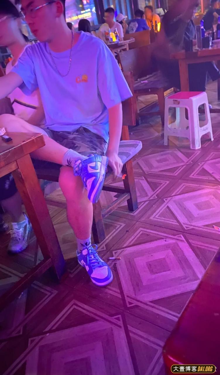 周末酒吧抓拍鲜肉小帅哥，穿迷彩短裤休息帅到我了