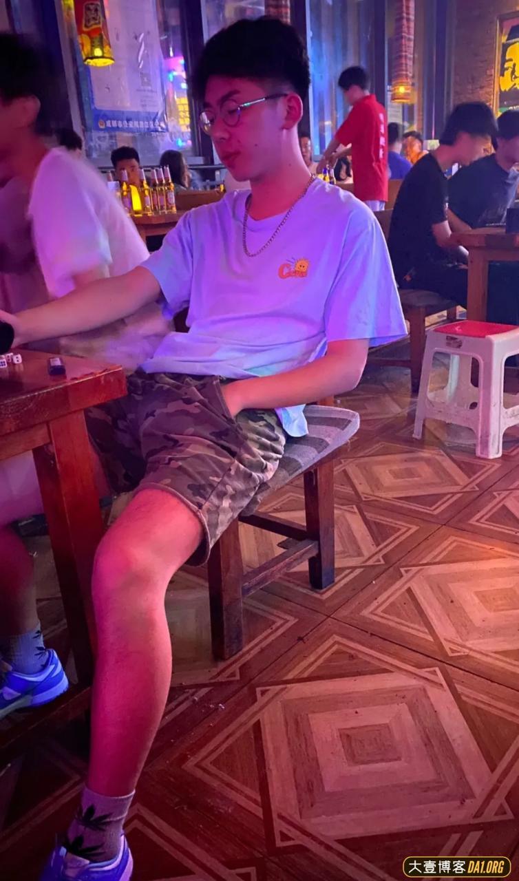 周末酒吧抓拍鲜肉小帅哥，穿迷彩短裤休息帅到我了