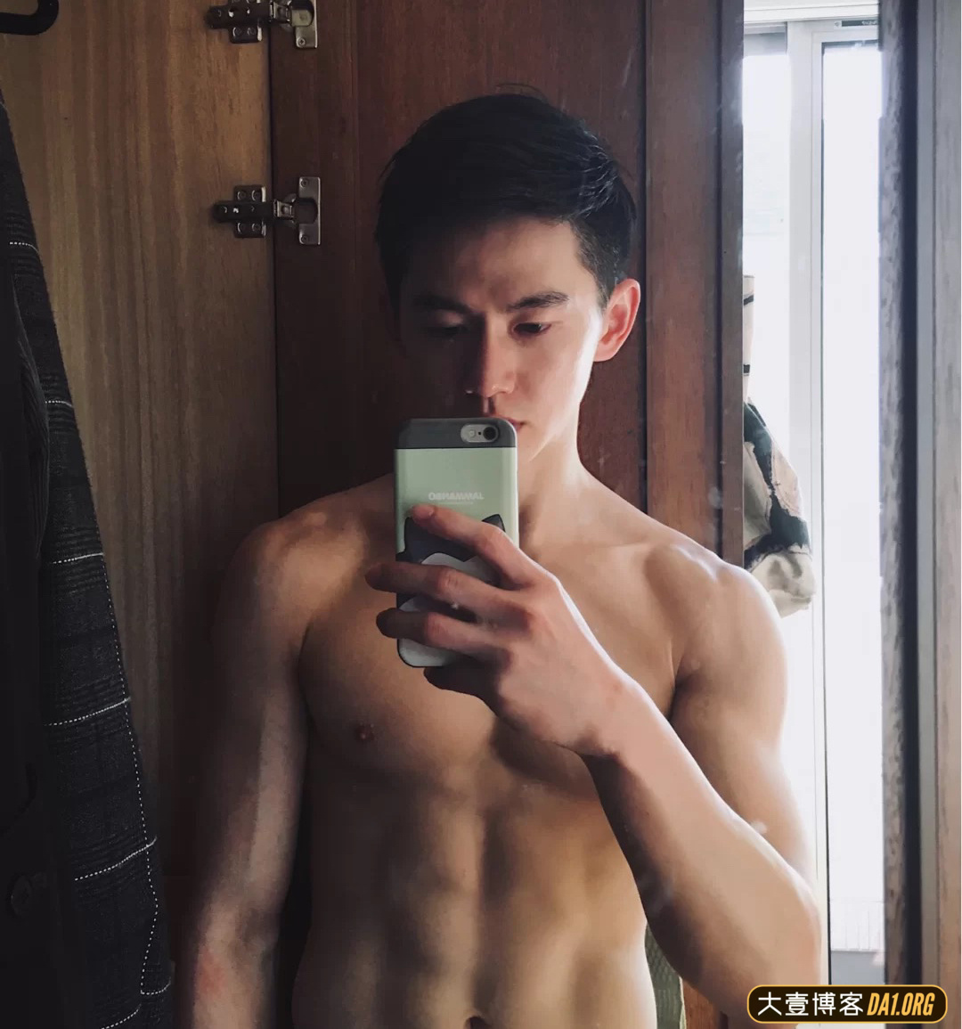 长相清秀的小哥，反差感强烈的颜值和身材看了之后，让我鼻血喷涌