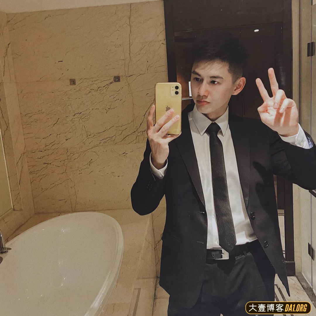 长相清秀的小哥，反差感强烈的颜值和身材看了之后，让我鼻血喷涌
