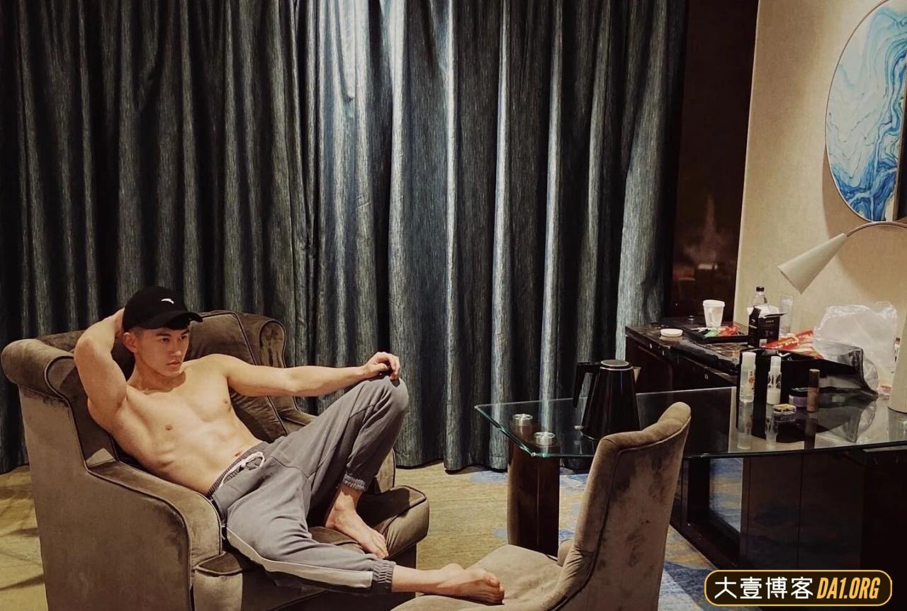 长相清秀的小哥，反差感强烈的颜值和身材看了之后，让我鼻血喷涌