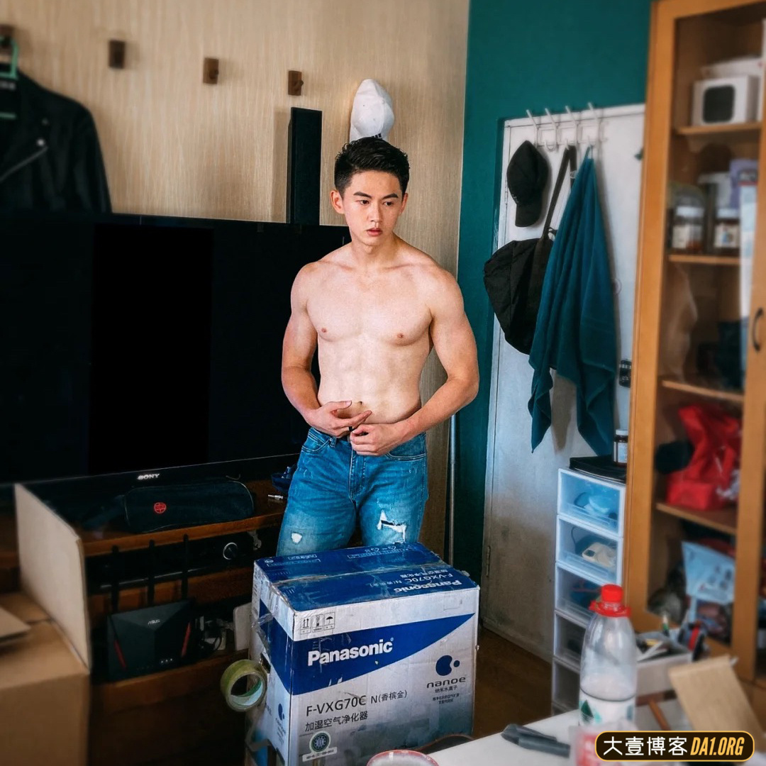 长相清秀的小哥，反差感强烈的颜值和身材看了之后，让我鼻血喷涌