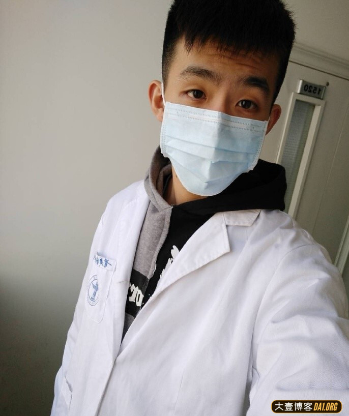 粉丝投稿98年神仙颜值的医生表弟，浴室自拍小肌肉玩嗨了