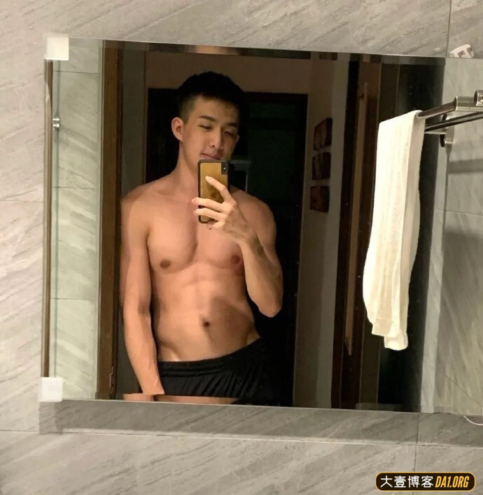 粉丝投稿98年神仙颜值的医生表弟，浴室自拍小肌肉玩嗨了