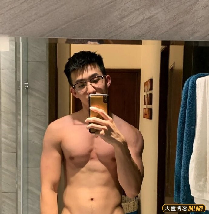 粉丝投稿98年神仙颜值的医生表弟，浴室自拍小肌肉玩嗨了