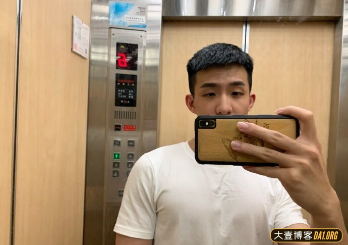 粉丝投稿98年神仙颜值的医生表弟，浴室自拍小肌肉玩嗨了