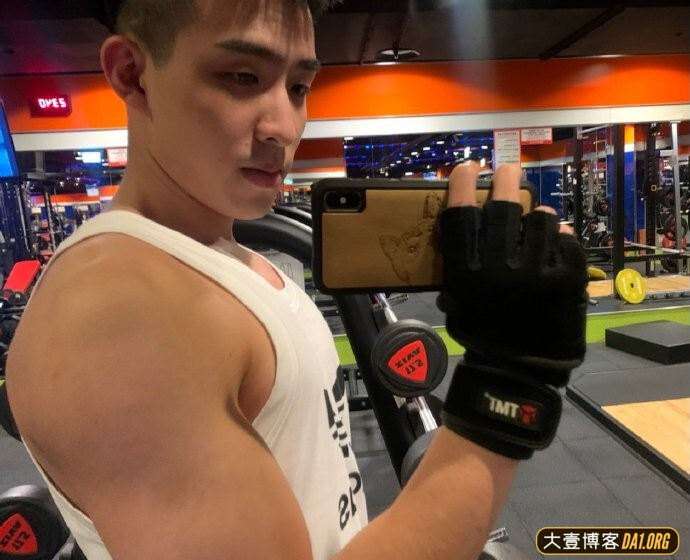 粉丝投稿98年神仙颜值的医生表弟，浴室自拍小肌肉玩嗨了