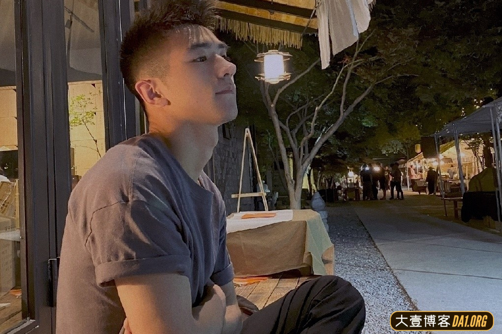 有人花几万打玻尿酸想整成精灵耳，这个犬系男友就生了这么一双！-大壹博客