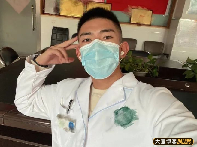 来自福建的肌肉帅医生火了，好想躺在床上，让他为我正骨呀！