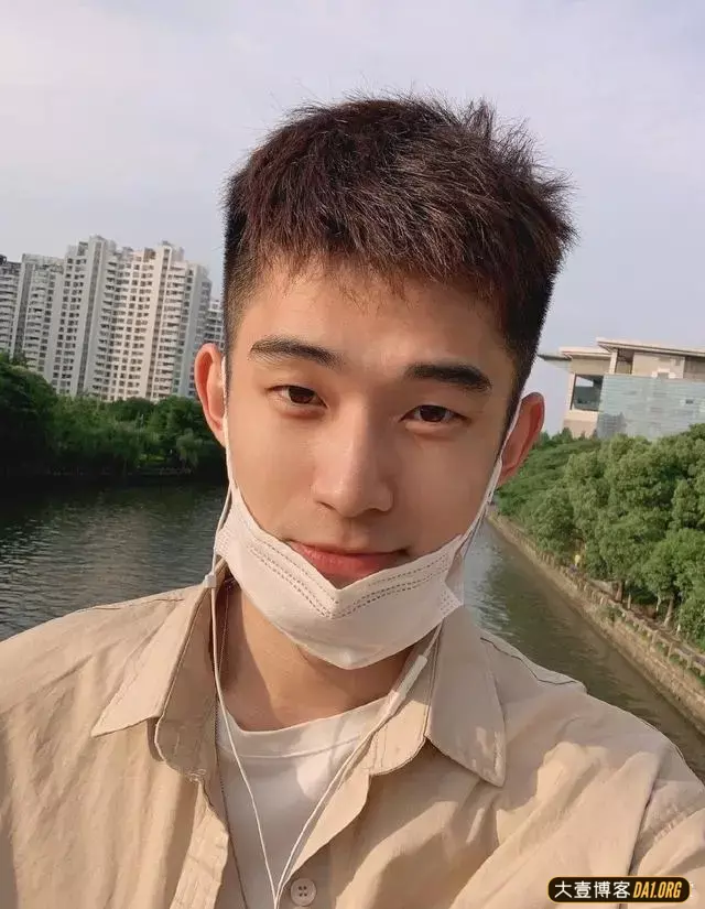浙江传媒大学的呆萌小帅哥,有一种说不上来的吸引力 浙江传媒大学的呆萌小帅哥,有一种说不上来的吸引力