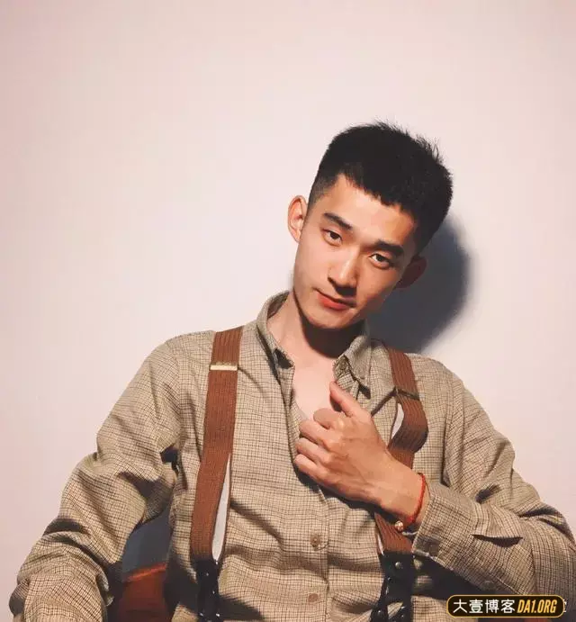 浙江传媒大学的呆萌小帅哥,有一种说不上来的吸引力 浙江传媒大学的呆萌小帅哥,有一种说不上来的吸引力