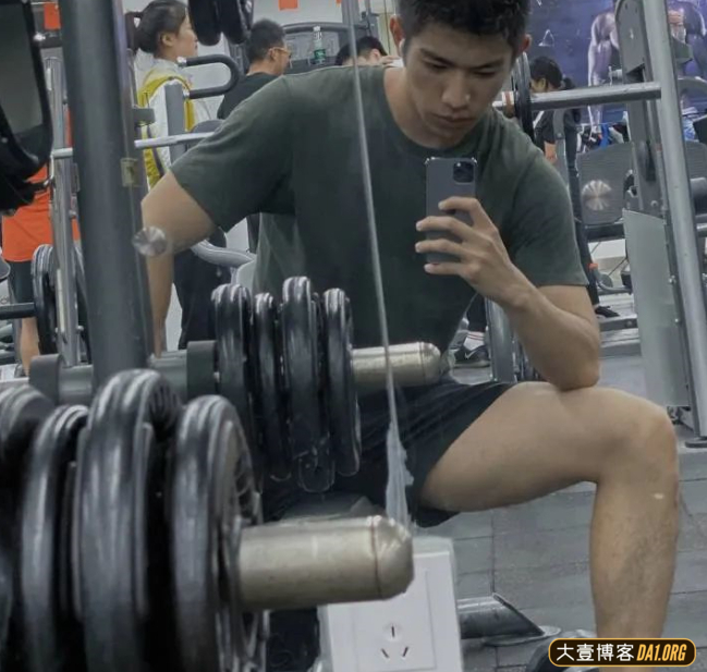 来自福建的肌肉帅医生火了，好想躺在床上，让他为我正骨呀！