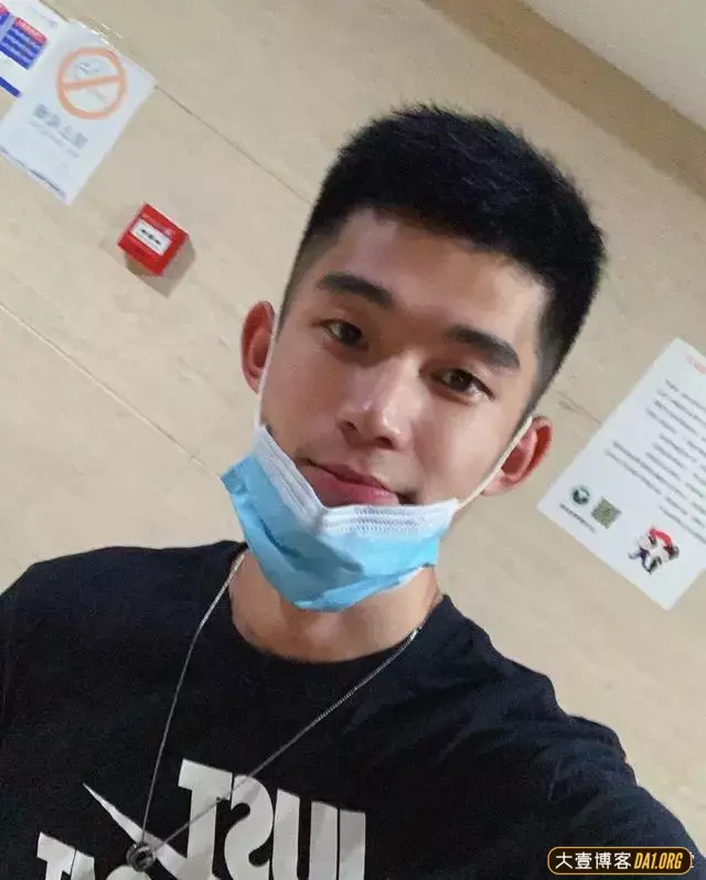 浙江传媒大学的呆萌小帅哥,有一种说不上来的吸引力 浙江传媒大学的呆萌小帅哥,有一种说不上来的吸引力