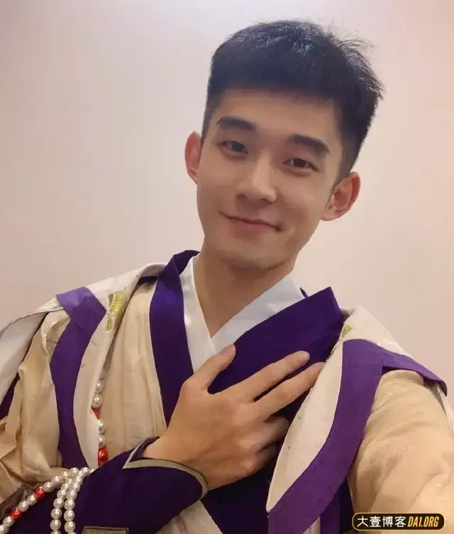 浙江传媒大学的呆萌小帅哥,有一种说不上来的吸引力 浙江传媒大学的呆萌小帅哥,有一种说不上来的吸引力