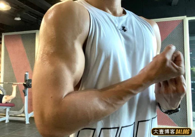 来自福建的肌肉帅医生火了，好想躺在床上，让他为我正骨呀！