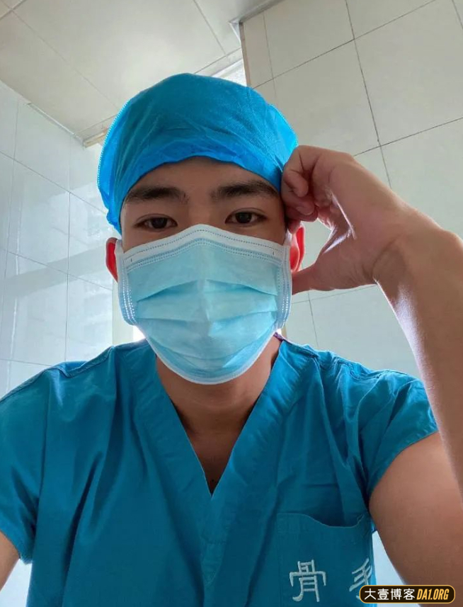 来自福建的肌肉帅医生火了，好想躺在床上，让他为我正骨呀！
