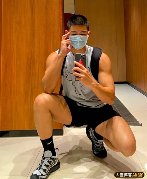 来自福建的肌肉帅医生火了，好想躺在床上，让他为我正骨呀！