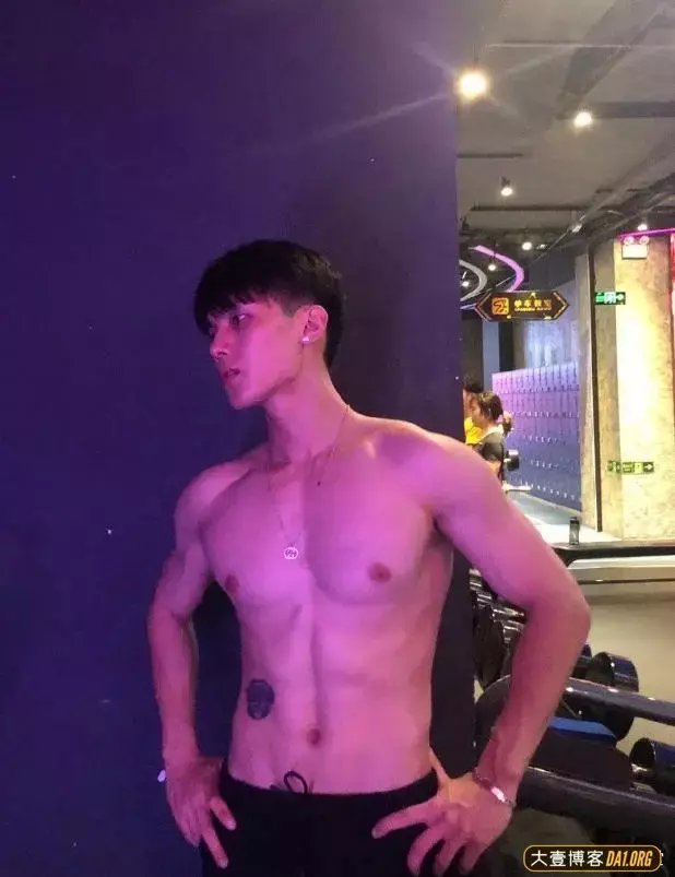 精致鲜肉型小奶狗VS黝黑粗狂小狼狗,你会选择哪个做男朋友呢? 精致鲜肉型小奶狗VS黝黑粗狂小狼狗,你会选择哪个做男朋友呢?