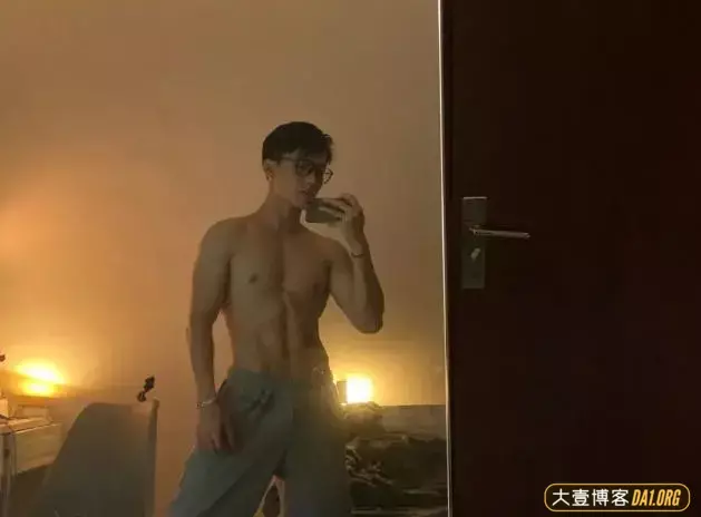 精致鲜肉型小奶狗VS黝黑粗狂小狼狗,你会选择哪个做男朋友呢? 精致鲜肉型小奶狗VS黝黑粗狂小狼狗,你会选择哪个做男朋友呢?