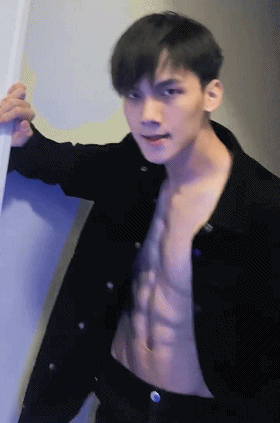 精致鲜肉型小奶狗VS黝黑粗狂小狼狗,你会选择哪个做男朋友呢? 精致鲜肉型小奶狗VS黝黑粗狂小狼狗,你会选择哪个做男朋友呢?