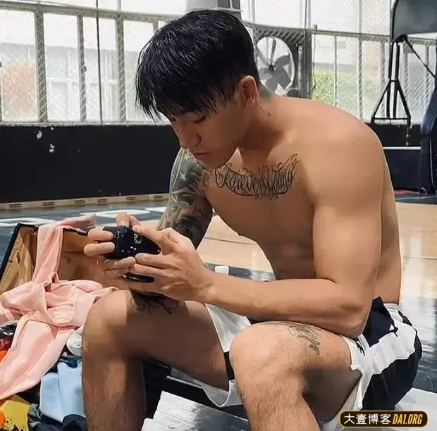 精致鲜肉型小奶狗VS黝黑粗狂小狼狗,你会选择哪个做男朋友呢? 精致鲜肉型小奶狗VS黝黑粗狂小狼狗,你会选择哪个做男朋友呢?