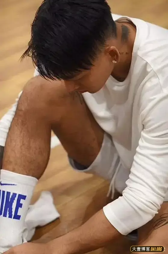 精致鲜肉型小奶狗VS黝黑粗狂小狼狗,你会选择哪个做男朋友呢? 精致鲜肉型小奶狗VS黝黑粗狂小狼狗,你会选择哪个做男朋友呢?