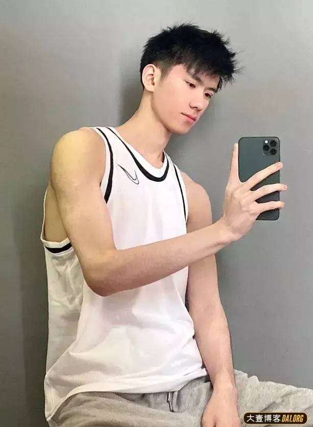 18岁薄肌羽毛球小哥哥,如果他跟你搭讪,你会心动吗? 18岁薄肌羽毛球小哥哥,如果他跟你搭讪,你会心动吗?