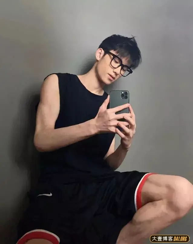 18岁薄肌羽毛球小哥哥,如果他跟你搭讪,你会心动吗? 18岁薄肌羽毛球小哥哥,如果他跟你搭讪,你会心动吗?