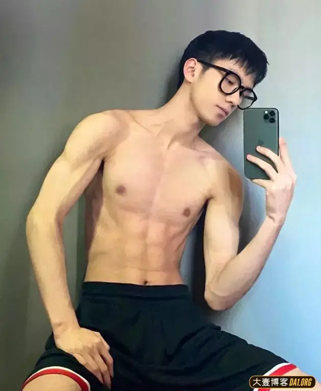 18岁薄肌羽毛球小哥哥,如果他跟你搭讪,你会心动吗? 18岁薄肌羽毛球小哥哥,如果他跟你搭讪,你会心动吗?