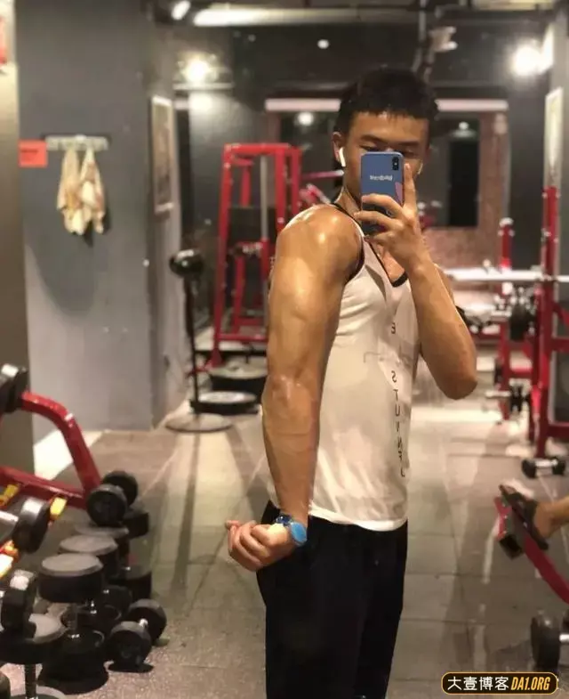 迷彩腹肌帅小伙:精神头儿旺盛,正能量爆棚! 迷彩腹肌帅小伙:精神头儿旺盛,正能量爆棚!