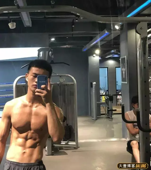 迷彩腹肌帅小伙:精神头儿旺盛,正能量爆棚! 迷彩腹肌帅小伙:精神头儿旺盛,正能量爆棚!