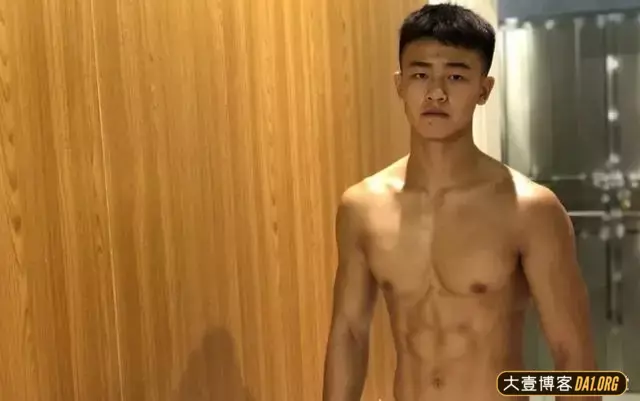 迷彩腹肌帅小伙:精神头儿旺盛,正能量爆棚! 迷彩腹肌帅小伙:精神头儿旺盛,正能量爆棚!