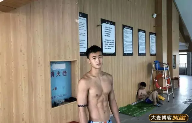 迷彩腹肌帅小伙:精神头儿旺盛,正能量爆棚! 迷彩腹肌帅小伙:精神头儿旺盛,正能量爆棚!