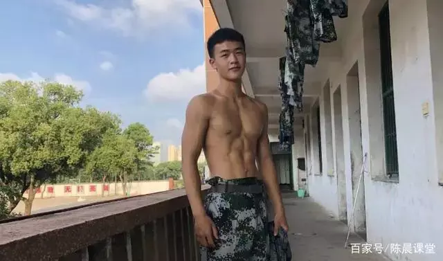 迷彩腹肌帅小伙:精神头儿旺盛,正能量爆棚! 迷彩腹肌帅小伙:精神头儿旺盛,正能量爆棚!