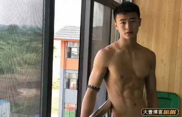 迷彩腹肌帅小伙:精神头儿旺盛,正能量爆棚! 迷彩腹肌帅小伙:精神头儿旺盛,正能量爆棚!