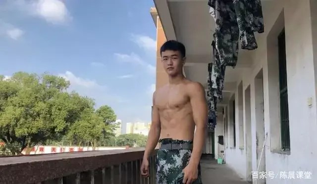 迷彩腹肌帅小伙:精神头儿旺盛,正能量爆棚! 迷彩腹肌帅小伙:精神头儿旺盛,正能量爆棚!
