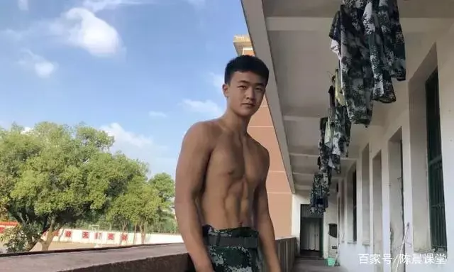 迷彩腹肌帅小伙:精神头儿旺盛,正能量爆棚! 迷彩腹肌帅小伙:精神头儿旺盛,正能量爆棚!